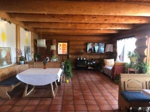 Lac La HacheCariboo Log Guest House的客厅里设有白色桌子