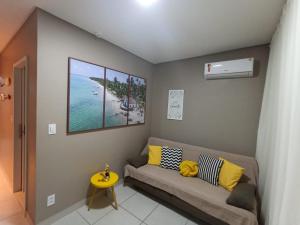 普拉亚多斯卡内罗斯Eco Resort Praia dos Carneiros - Flat 116CM, apartamento completo ao lado da igrejinha的带沙发的客厅,享有海景