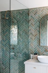 BrookletThe Brooklet的浴室设有绿色瓷砖墙