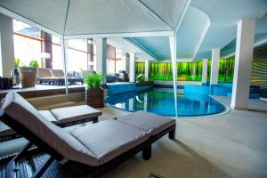 热舒夫豪华精品酒店的客厅设有1个带1张沙发和1张桌子的游泳池