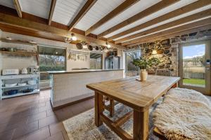 贝瑞黛尔Quigtoo Cottage的一间厨房,内设一张木桌
