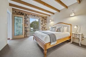 贝瑞黛尔Quigtoo Cottage的一间卧室设有一张床和石墙