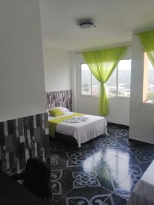 莫科阿Hotel Luis Ángel的一间卧室设有两张床和窗户。