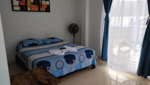 莫科阿Hotel Luis Ángel的一间带床的卧室,位于带窗户的房间内