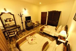 达瓦拉维桑陶里亚维尔德酒店的酒店客房,设有两张床和镜子