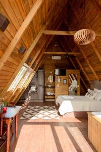 托雷斯Refugio monte itapeva的一间卧室设有一张床和木制天花板