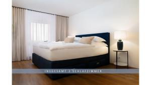 诺特海姆Apartment Leinetal - 3 Zi 70 qm ,Küche, Duschbad, Parkplatz的卧室配有一张带白色床单和枕头的大床。