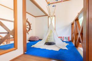 那须町S-villa Nasu Audrey的蓝色地毯上的一个帐篷房间