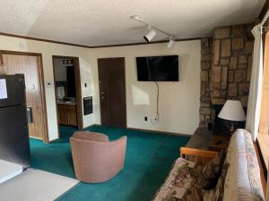 红河Ponderosa Lodge的带沙发和电视的客厅