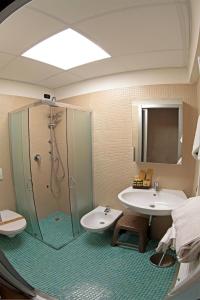 西尔米奥奈Smeraldo dip Villa Canneto的带淋浴和盥洗盆的浴室