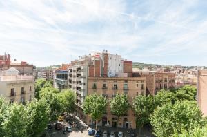巴塞罗那圣安东尼市场威孚勒汀公寓的城市的顶部景观,有建筑和树木