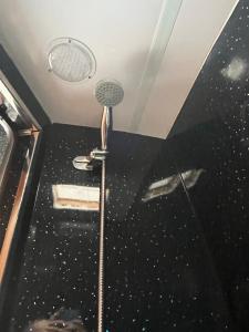 曼彻斯特Waterside campervan的带淋浴的浴室