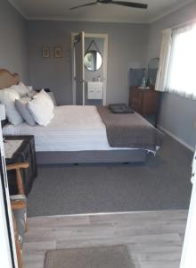 汉密尔顿Country View Sleepout的一间卧室设有两张床和窗户。