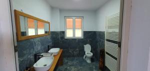 克尔茨什瓦拉乡La Văru的浴室设有2个卫生间、水槽和镜子