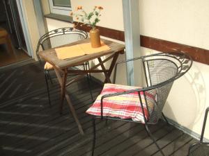 埃森Ferienwohnung Wandelt的门廊上的小桌子和两把椅子