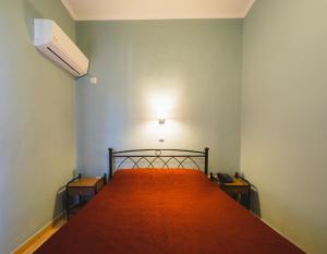 希俄斯Filoxenia Hotel的一间卧室配有一张带橙色床罩的床