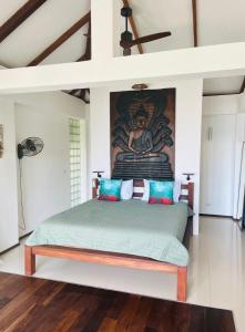 涛岛Banana Villa Koh Tao的一间卧室配有一张壁画床