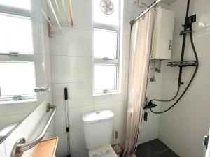 香港MK高雅公寓2房1厅一卫4 to 6人油麻地地鐵口一分鐘 香港主街道彌敦道正街的一间带卫生间和淋浴的小浴室