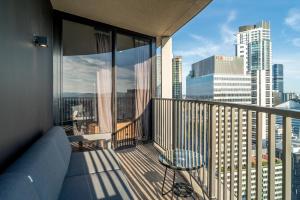 布里斯班Lux 37th floor 2br 2bath, Infinity pool, Gym, Wifi的市景阳台