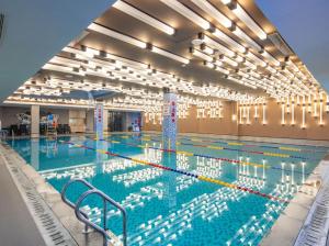 台州万斯酒店（台州店）的一座带灯光的大型游泳池