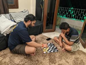 加尔各答Guten Tag Kolkata的坐在地板上玩象棋的两个人