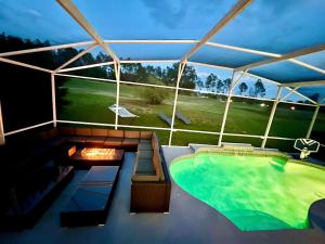 达文波特14 Room DisneyEstate by AmericanVacationliving的屋顶上的小型游泳池