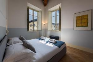 佛罗伦萨Casa Barontini的一间设有床铺的卧室,位于带窗户的房间内