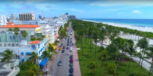 迈阿密海滩4 RM on Beach SoBeSuites by AmericanVacationLiving的享有城市街道和海滩的空中景致