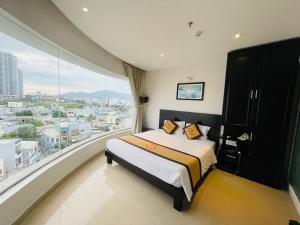 岘港D&C酒店的一间卧室设有一张床和一个大窗户