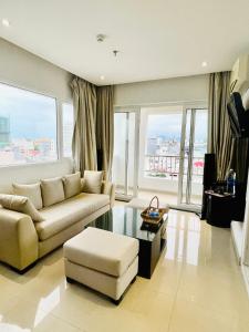 岘港D&C酒店的客厅配有沙发和桌子