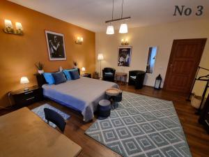 锡比乌Atia Residence的一间卧室设有一张床和一间客厅。
