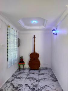 Bagan SeraiChakra Homestay的一间房间角落里带吉他的房间