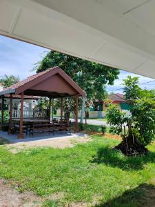 Bagan SeraiChakra Homestay的公园内带野餐桌的野餐棚