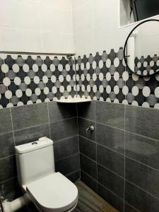 Bagan SeraiChakra Homestay的一间带卫生间和镜子的浴室