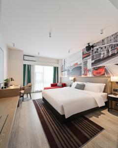 广州广州丽途国际公寓酒店（宝能演艺中心店）的卧室配有一张白色大床和一张书桌