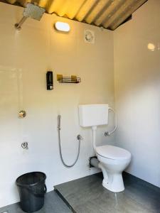 瓦加蒙TENT LIFE的一间带卫生间和淋浴的浴室