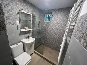 索瓦塔Babi Apartments的浴室配有卫生间、淋浴和盥洗盆。