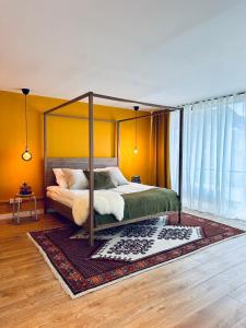 埃森Lofts V26的一间卧室配有一张天蓬床和地毯。