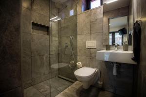 KraľovanyUbytovacie zariadenie U Mudajov的浴室配有卫生间、淋浴和盥洗盆。