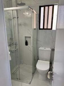 济奇Seaside Studio Zygi的一间带卫生间和玻璃淋浴间的浴室
