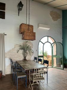 Villa Colona的一间带桌椅的用餐室