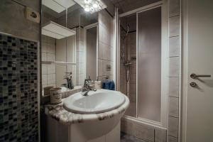马卡尔斯卡Guesthouse Villa Diana的一间带水槽和淋浴的浴室