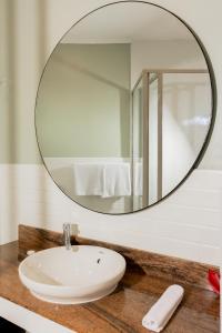 苏瓦Capricorn Hotel Suva的浴室设有白色水槽和镜子