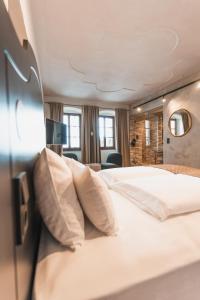 因斯布鲁克H5 Grauer Bär Studios & More的酒店客房配有一张带枕头的大床