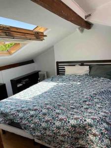 巴黎Full equiped house with garden的一间卧室配有一张带花卉床罩的床