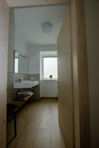 莱维科特尔梅Casa Carolina的一间带水槽的浴室和一扇通往客房的门