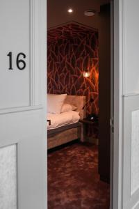 维格尔The Yard hotel Noordkade的一间卧室设有一张床和一面墙