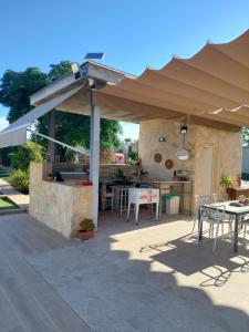塞维利亚Casa Oliva 52的庭院设有带雨伞的户外厨房。