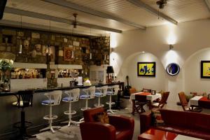 博德鲁姆Su Hotel - Bodrum的餐厅设有酒吧,配有白色的椅子和桌子