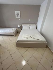 希马拉Koks’ Guesthouse的卧室配有1张床,铺有瓷砖地板。